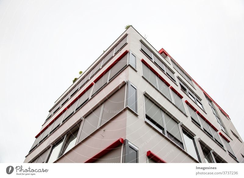 Fassade von Stadtwohnungen mit Dachterrasse. Eck-Wohnkomplex. Moderne Architektur, Wohngebäude Wohnung Eigentumswohnung Gebäude Himmel Deutschland Farbbild