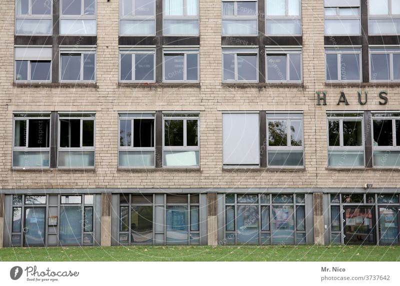 Fassade mit Haus Bürogebäude Gebäude Fenster Jalousie Architektur Bürofassade Hochhaus Strukturen & Formen Arbeit & Erwerbstätigkeit Wiese Rasen Glas Stadt