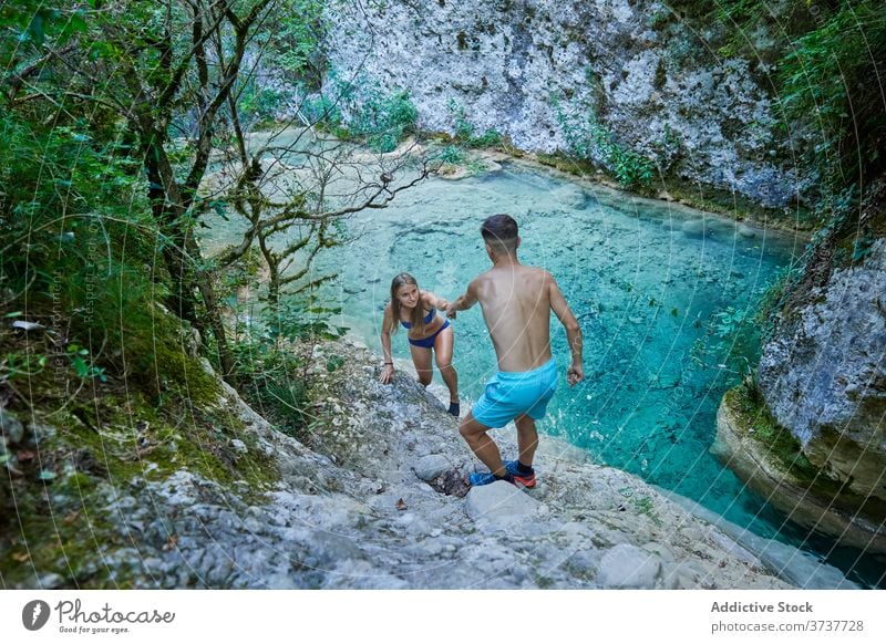 Paar von Touristen in der Nähe von See in den Bergen Wanderung Reisender Aufstieg Berge u. Gebirge Abenteuer Tourismus Hilfsbereitschaft türkis Bikini