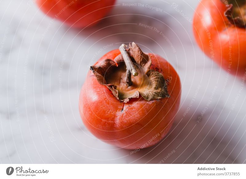 Frische Dattelpflaume auf dem Tisch in der Küche Persimone Frucht Vitamin reif frisch gesunde Ernährung süß Sehne Diät Nährstoff lecker hell Gesundheit