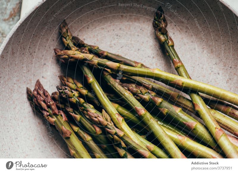 Frischer Spargel auf dem Tisch roh Ernährung Haufen Essen zubereiten organisch grün Bestandteil Lebensmittel Gesundheit frisch Hintergrund saisonbedingt Gemüse