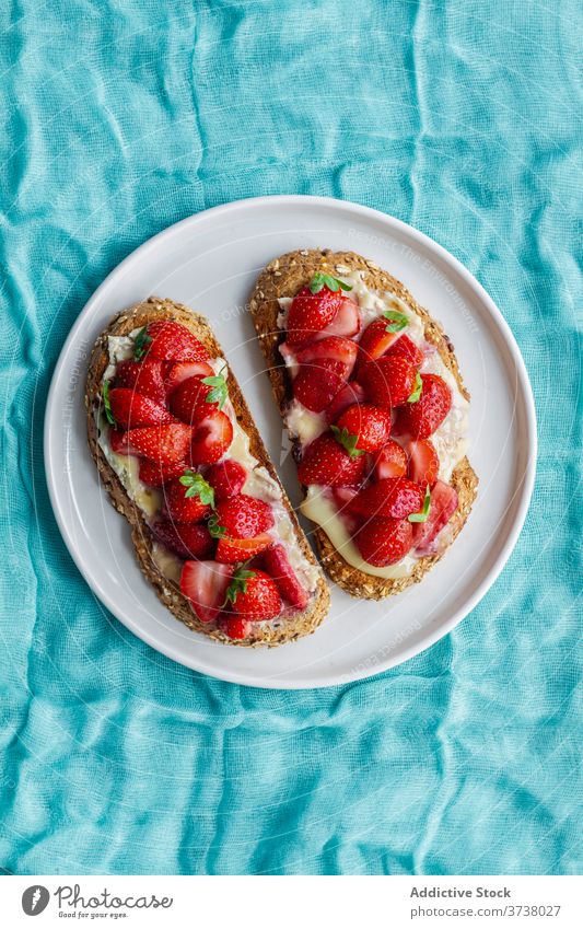 Leckere süße Toasts mit Erdbeere Zuprosten Brot Erdbeeren frisch Frühstück Liebling lecker Lebensmittel Dessert Snack Mahlzeit Teller geschmackvoll dienen