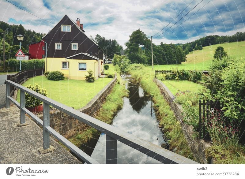 Naturnah Dorf Sachsen Häuser Straße Wasser Spiegelung Reflexion & Spiegelung Geländer Himmel windstill einfach Ruhe Wolken Sonnenlicht Idylle Dorfstraße bewölkt