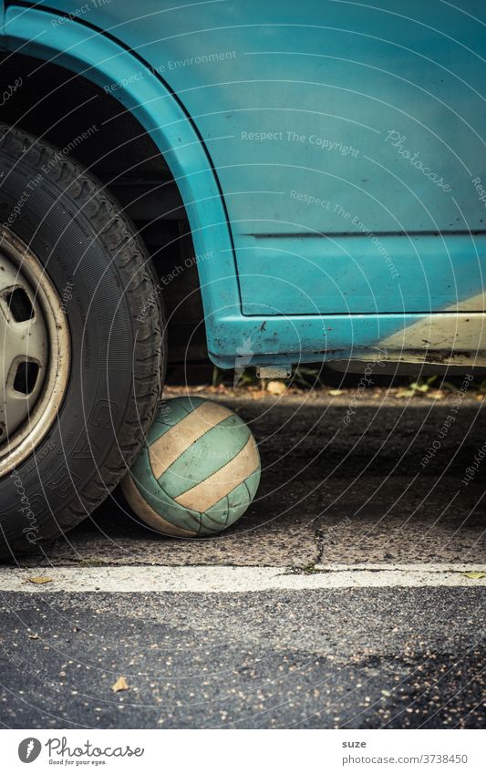 Unter die Räder gekommen Ball spielen Spielstraße Freizeit & Hobby Verkehr Verkehrsmittel Spielzeug Kindheit Sicherheit unterwegs Auto Fahrzeug Farbfoto Autorad