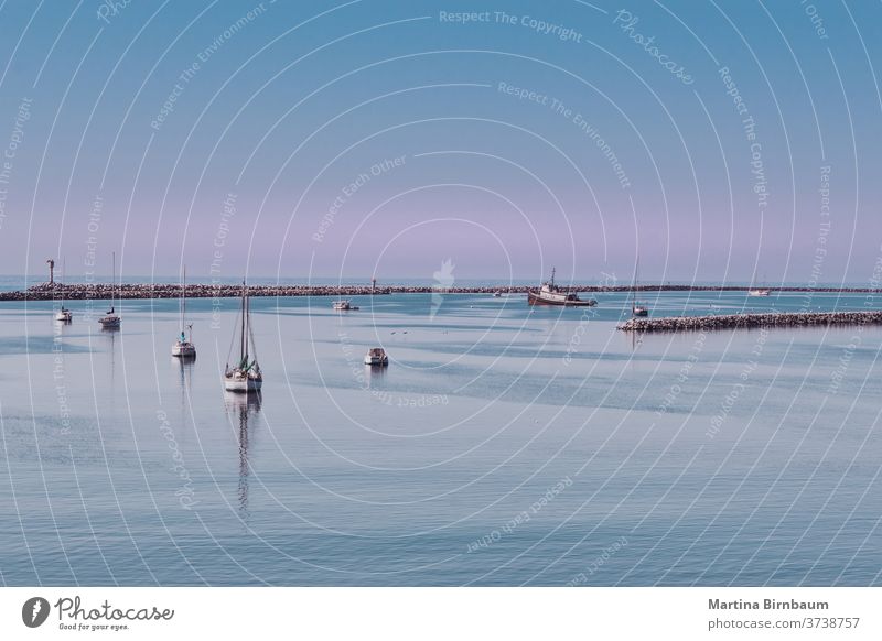 Fischerboote in der Halfmoon Bay, südlich von San Francisco Kalifornien Pazifik Ruhe Mond Himmel Bucht Hälfte reisen Strand Meer Sand Wasser pazifik Natur san