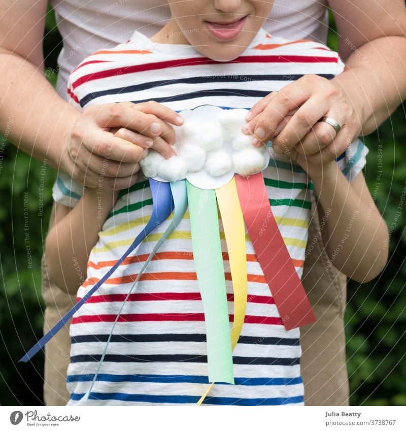 Vater und Sohn regenbogenfarbiges Handwerk Gay Pride Vater und Kind gestreift streifen Regenbogen gestreiftes Hemd schwuler Stolz lgbt lgbtq+ Alliierte Vielfalt