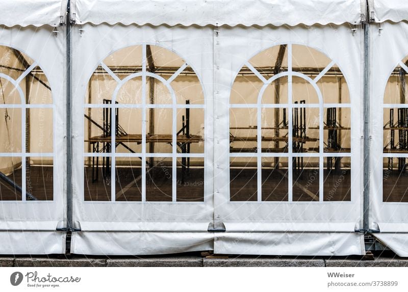 Die Biertische sind gestapelt, hier ist für heute Feierabend Zelt Bierzelt Veranstaltung Oktoberfest Volksfest Gartenfest Gartentische stapeln wegräumen