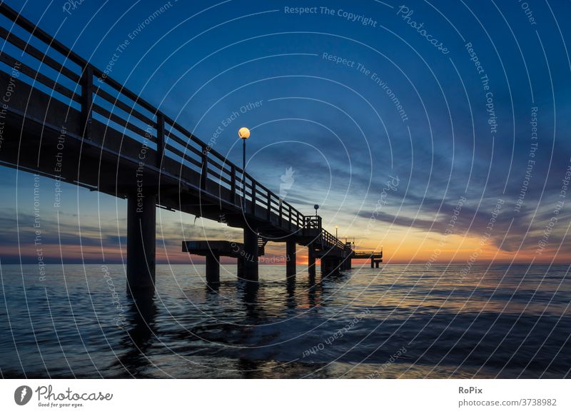 Abenddämmerung an der Seebrücke von Rerik. Hafen harbour boote Fischer Fischerei Strand beach Küste Meer sea Ozean Gezeiten tides Sommer Sommerurlaub coast mare