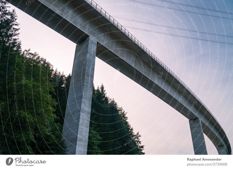 Straßenbrücke bei Reutte, Blick von unten, Sommerabend abutment Architektur Österreich Hintergrund blau Brücke Zement Beton Konstruktion Kurve Abenddämmerung