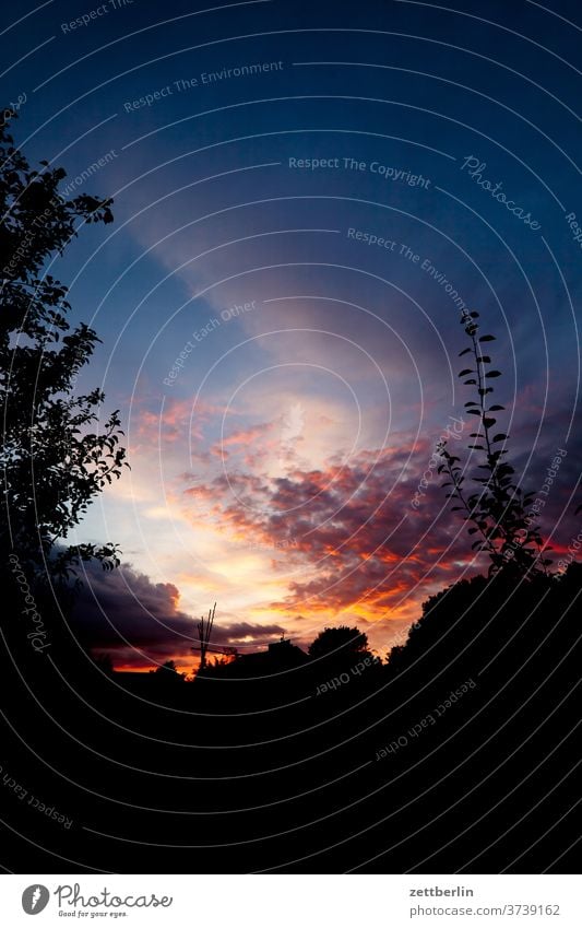 Romantischer Sonnenuntergang abend altocumulus drohend dunkel dämmerung düster farbspektrum feierabend froschperspektive gewitter haufenwolke himmel hintergrund