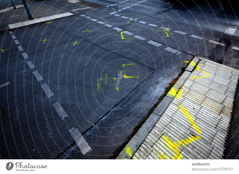 Schwerer Verkehrsunfall am Tag danach abbiegen asphalt autobahn ecke fahrbahnmarkierung fahrrad fahrradweg hinweis kante kurve linie links navi navigation