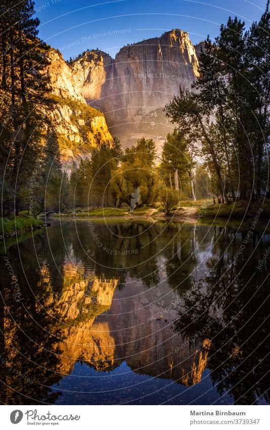 El Capitan beleuchtet von den ersten Sonnenstrahlen am Morgen kurz nach Sonnenaufgang, Yosemite National Park, Kalifornien USA orange golden national yosemite