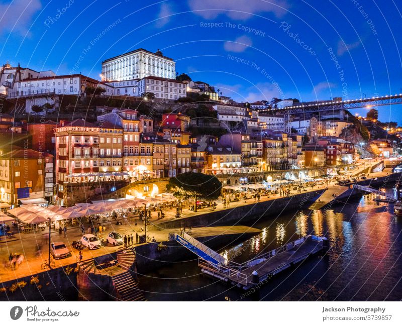 Historische Architektur am Fluss Douro in Porto, Portugal Stadtbild Abend Brücke Natur luis Nacht Boot Haus alt Ribeira Altstadt Häuser Portugiesisch oporto