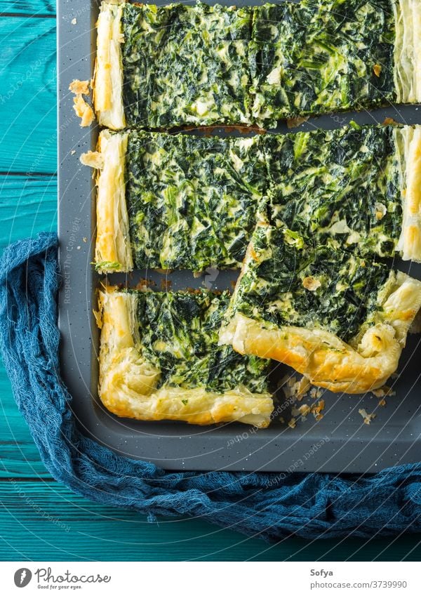 Spinat-Bohnenkraut-Quiche mit Frischkäse Pasteten grün backen Lebensmittel Mahlzeit Abendessen Mittagessen rollen Teigwaren Gebäck Hauch Kraut Käse Sahne