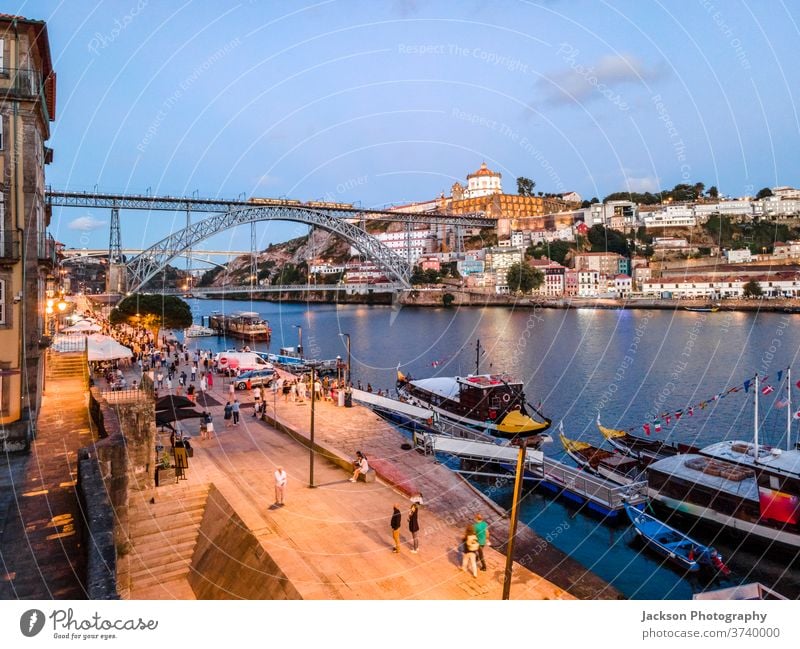 Stadtansicht von Porto und Vila Nova da Gaia mit Verbindungsbrücke aus der Luft, Portugal Stadtbild gaia Brücke Nacht vila nova da gaia luis Boot Haus