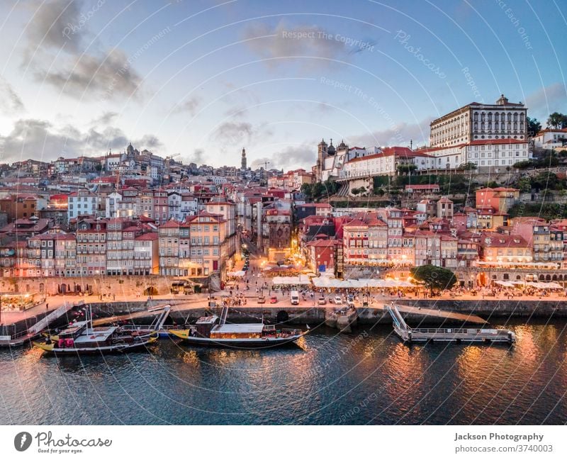 Luftaufnahme des Stadtzentrums von Porto am Abend, Portugal Douro Antenne Stadtbild Ribeira Nacht Boot Haus Architektur alt Fenster Altstadt wohnbedingt Häuser