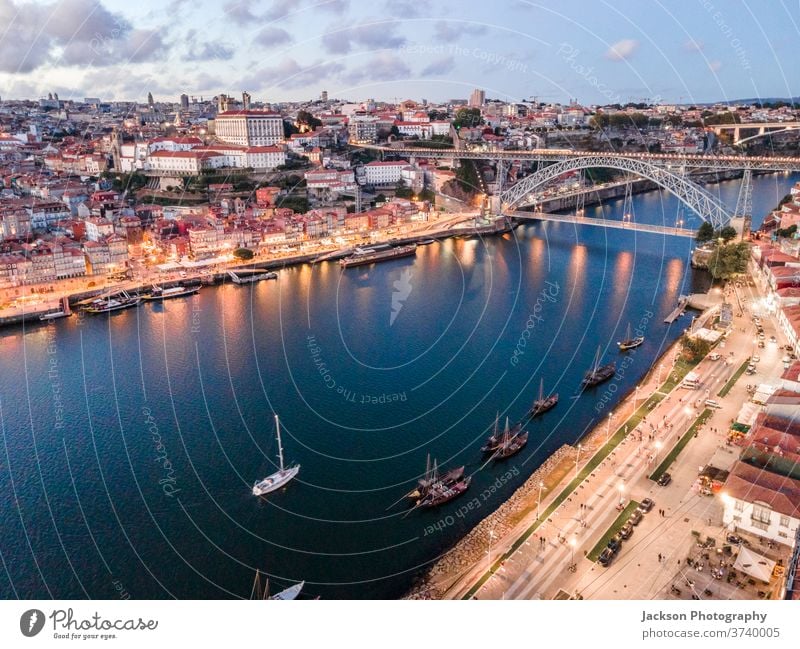 Stadtansicht von Porto und Vila Nova da Gaia mit Verbindungsbrücke aus der Luft, Portugal Stadtbild gaia Brücke Nacht vila nova da gaia luis Boot Haus