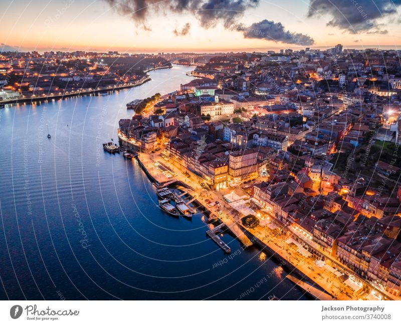 Luftaufnahme des Stadtzentrums von Porto am Abend, Portugal Douro Antenne Stadtbild Ribeira Nacht Boot Haus Architektur alt Fenster Altstadt wohnbedingt Häuser