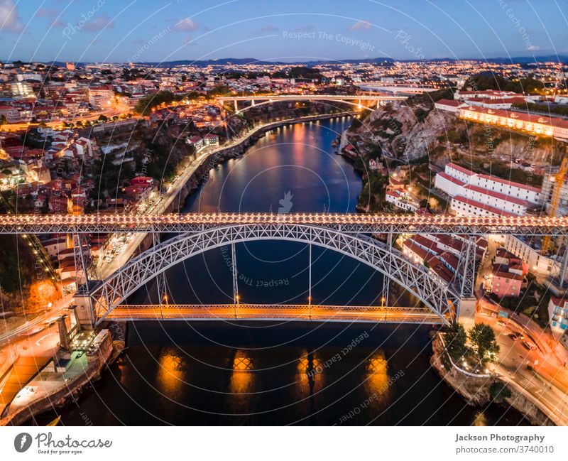 Stadtansicht von Porto und Vila Nova da Gaia mit Verbindungsbrücke aus der Luft, Portugal Stadtbild gaia Brücke Nacht vila nova da gaia luis Boot Haus