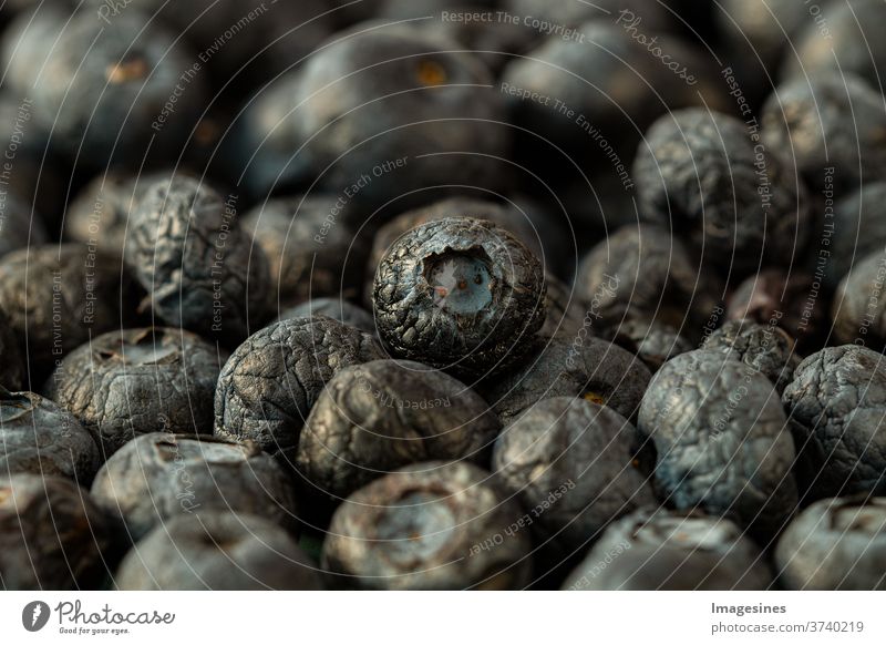 getrocknete Blaubeeren, Heidelbeeren -  Superfood - Gesunde Zutaten für Müsli. gesunder Lebensstil, antioxidative Nahrung Farbbild horizontal Frische