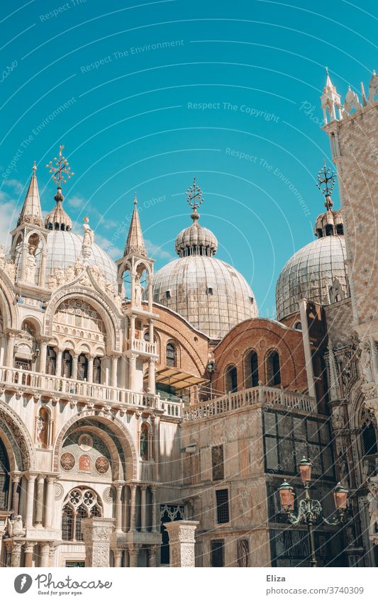 Markusdom vor blauem Himmel in Venedig Markusplatz Italien Tourismus Turm Bauwerk Architektur historisch Europa Altstadt Sehenswürdigkeit