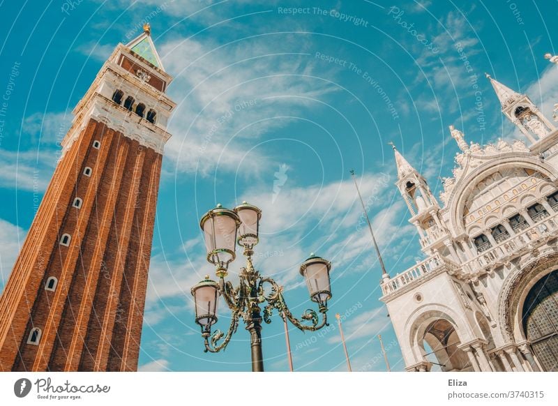 Markusturm, Laterne und Markusdom vor blauem Himmel in Venedig Markusplatz Italien Tourismus Turm Bauwerk Architektur historisch Europa Altstadt