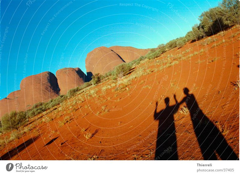 Fun by the Olgas Australien Physik Abenteuer Schatten Wärme Sand Graffiti