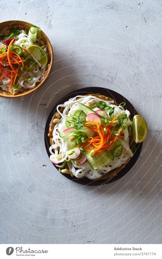 Vegane Reisnudeln Salatbeilage Lebensmittel Veganer Draufsicht Salatgurke Gemüse Nudel Kalk Erdnuss Saucen asiatisch Kochen Chinesisch frisch Abendessen grün