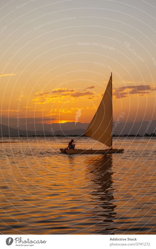 Segelboot auf dem Meer bei Sonnenuntergang Segeln Wolken Farben Sonnenaufgang MEER Frieden Sonnenschein träumen panoramisch bunt Ausflug winken Erholung