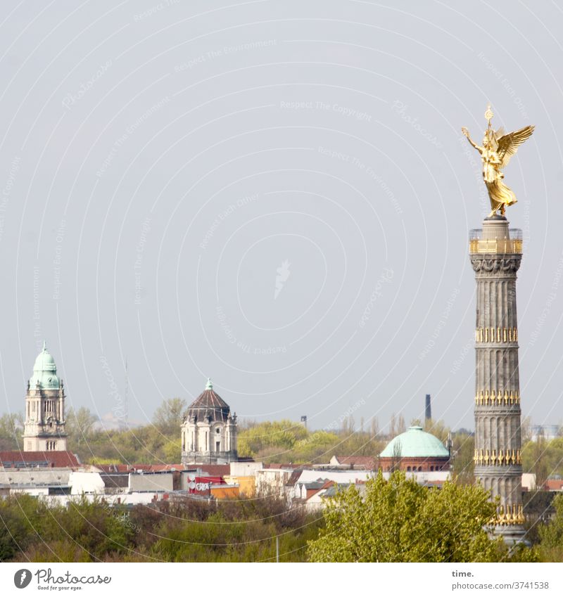 Goldrausch gold gelb metall goldelse berlin statue skyline sonnig himmel siegessäule denkmal turm hoch natur dach dächer bäume viktoriastatue