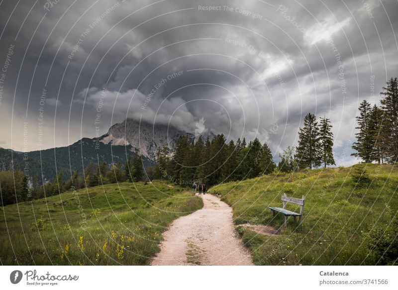 Dunkle Gewitterwolken türmen sich über dem Wetterstein, die Wanderer ignorieren die Bank und ziehen ihres Weges Wolken Himmel Klima Regen Unwetter Natur