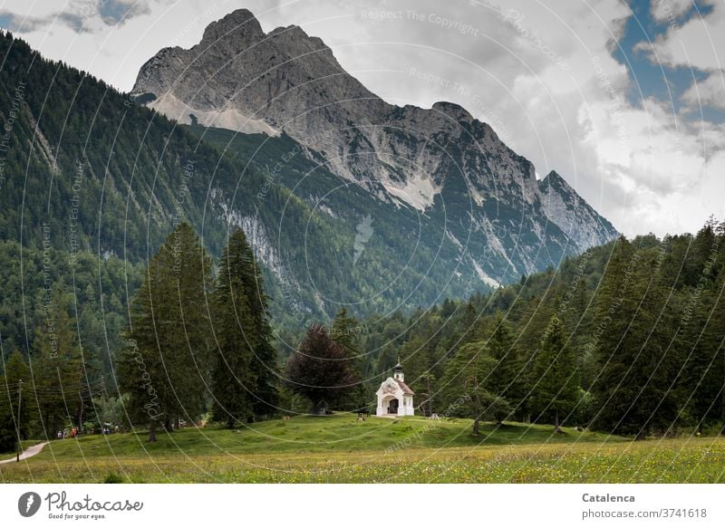 Die Schönheit im Auge des Betrachters | Bergkapelle und Wetterstein Wolken Tageslicht Himmel Pflanze Gras Berge Stein Gebäude Tannen Natur Gebirge Kapelle Wiese