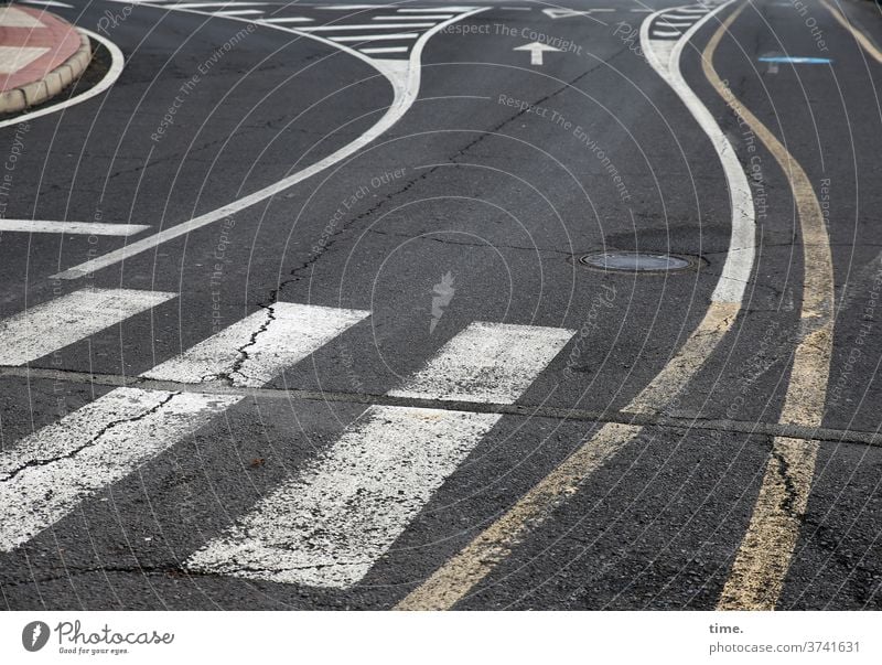 angewandte Mathematik | baselines (19) muster struktur verlassen skurril urban markierung linie hinweis trashig kaputt abgenutzt verbraucht gestrichelt asphalt