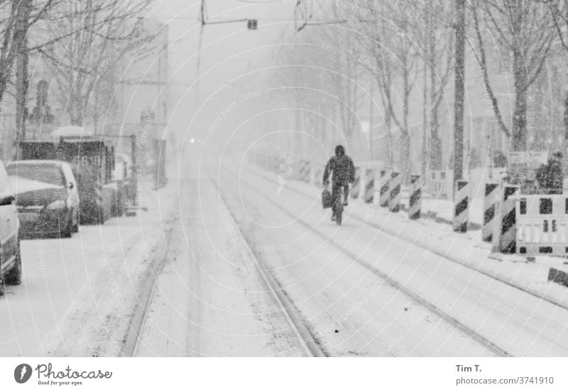 das waren Winter Berlin Prenzlauer Berg Schnee Stadt Stadtzentrum Hauptstadt Altstadt Außenaufnahme Tag Schwarzweißfoto Straße Verkehr Gleise kastanienallee