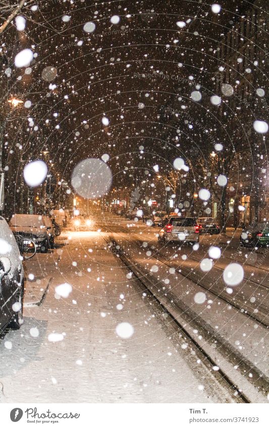 Berlin in Farbe kastanienallee Winter Prenzlauer Berg Schnee Verkehr Stadt Außenaufnahme Stadtzentrum Hauptstadt Altstadt Menschenleer Farbfoto Nacht