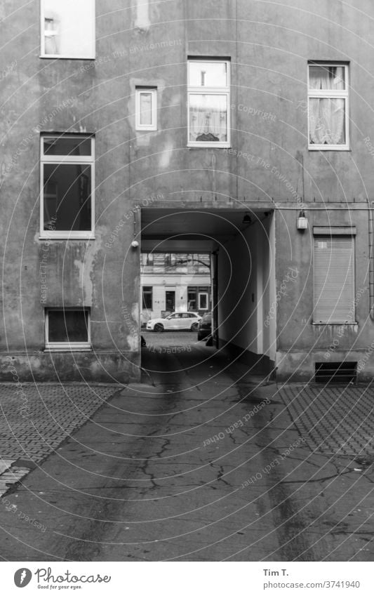 Letzte Ausfahrt Berlin Hinterhof Durchfahrt Schwarzweißfoto Fenster Haus Fassade Stadt Menschenleer Stadtzentrum Hauptstadt Außenaufnahme Tag Altstadt Altbau