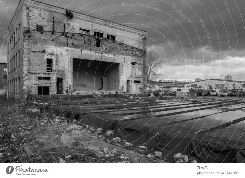 Bühne Berlin Lichtenberg stage Haus Fassade Architektur Menschenleer Außenaufnahme Tag Gebäude Schwarzweißfoto Hauptstadt Altstadt Stadtzentrum Altbau