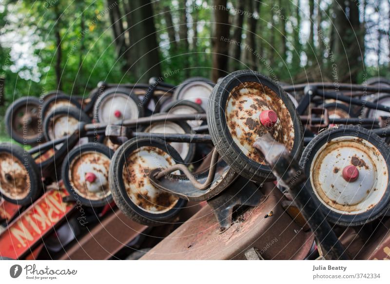 Auf einem Kürbisfeld gestapelte Oldtimer-Waggons fallen Herbst herbstlich Bauernhof Ackerbau Ernte Halloween Oktober September saisonbedingt Illinois