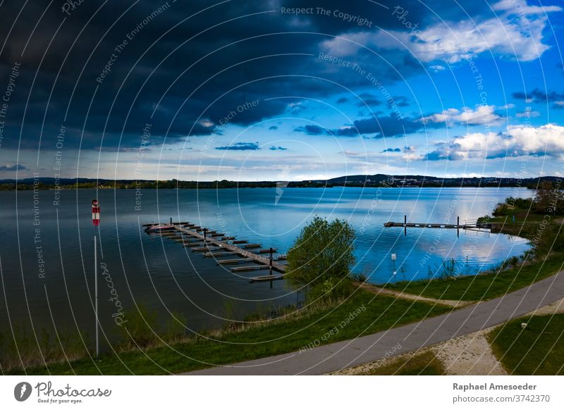 Konträres Wetter über dem Altmühlsee im Frühling altmühlsee Natur Landschaft See Anlegestelle Wolken Wasser Himmel gunzenhausen Strand schön blau Boot Gegenteil