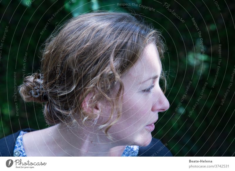 junge Frau im Grünen: Entspannung pur grün Natur Landschaft Umwelt schönes Wetter Sonnenschein Portrait natürlich 18-30 Jahre Junge Frau Entspannung,