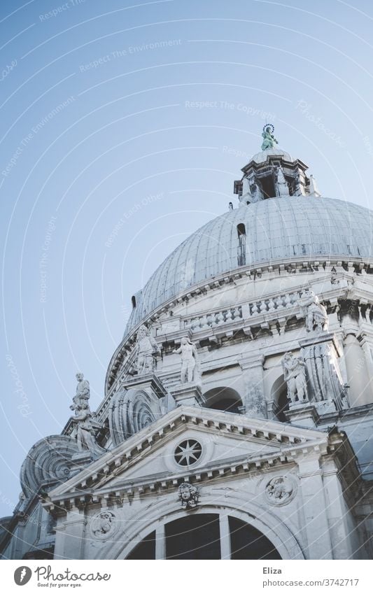 Basilica di Santa Maria della Salute in Venedig Kuppel Kirche Kuppelkirche barock Architektur eindrucksvoll weiß Sehenswürdigkeit Bauwerk Italien Basilika