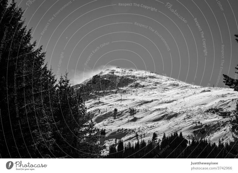 Vitoscha-Gebirge in Sofia Schnee Winter Berge u. Gebirge Landschaft Wald Natur Baum kalt Himmel Bäume weiß Eis Saison Frost Weihnachten Wolken verschneite Nebel