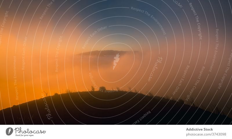 Nebliger Hügel bei Sonnenuntergang im Sommer Hochland Landschaft Nebel prunkvoll Berge u. Gebirge malerisch dick Natur Windstille friedlich atemberaubend Abend