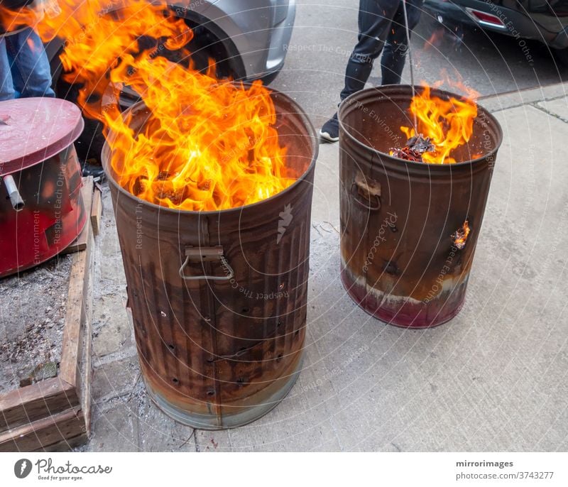 Große Metalltrommelbrände auf städtischer Bürgersteigstraße Lager Picknick Sommer Gehweg Stadt Straße Brände Brände großer Metalltrommeln