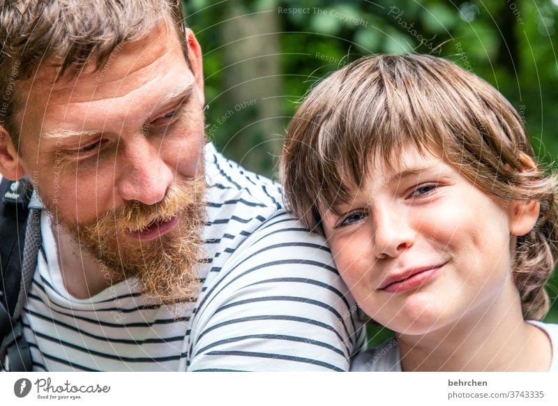 jungs glücklich Glück Fröhlichkeit lachen Kind Junge Eltern Vater Familie & Verwandtschaft Kindheit Zufriedenheit Vertrauen Geborgenheit Zusammensein