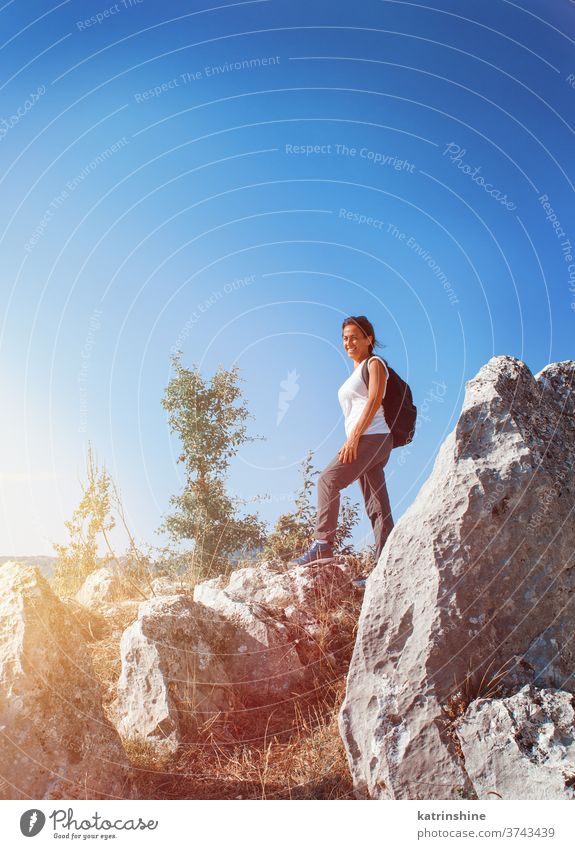 Frauen wandern in den Bergen an einem sonnigen Tag Stöcke Sport Natur im Freien acivity Erholung Nachlauf Person Rucksack reisen Herausforderung anstrengen