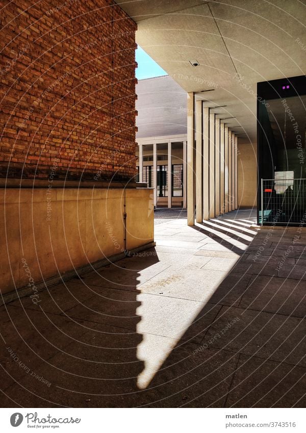 Museumsinsel Berlin Neues Museum Chipperfield Säulen Licht Schatten menschenleer Mauerwerk mobil