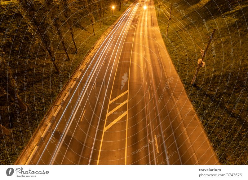 Nachtautobahn mit Autolichtstreifen. Nachtlicht-Malstreifen. Langzeitbelichtete Fotografie. Platz zum Kopieren Licht PKW retro winken Streifen Straße Weg