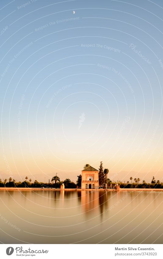 Der Menara-Garten ist ein botanischer Garten westlich von Marrakesch, Marokko, in der Nähe des Atlasgebirges. Affrica Affrig Architektur Großstadt Stadtbild