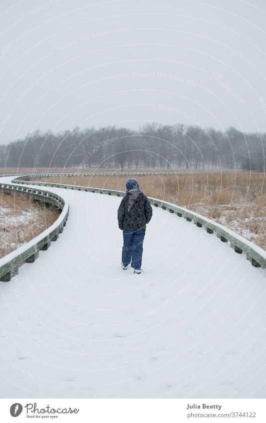 Kind läuft auf schneebedecktem Waldweg wolkig Wolken Einsamkeit allein Gras Urlaub Oregon Vereinigte Staaten Röhricht einheimische Pflanzen